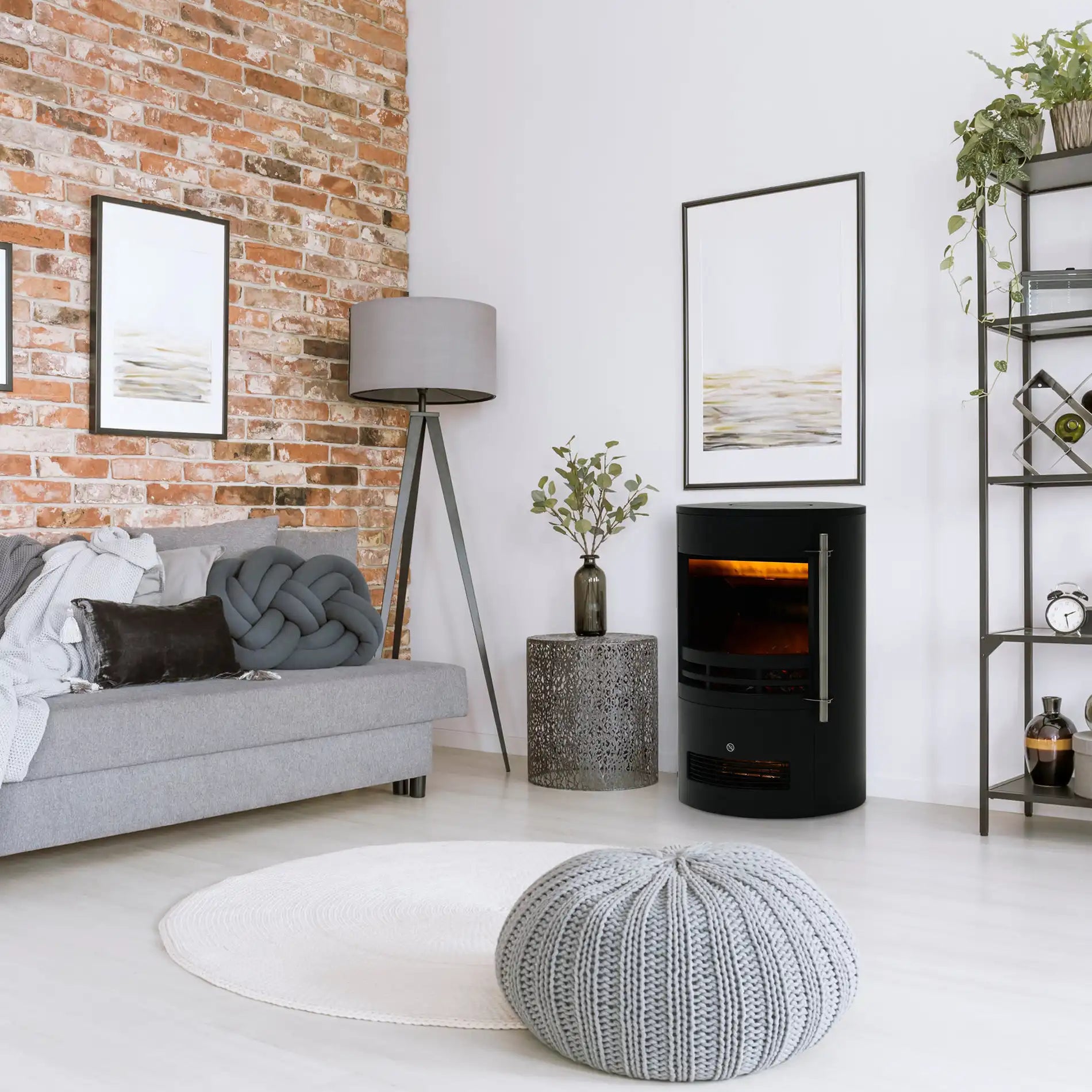 Gefälschter schwarzer elektrischer Kamin mit LED-Flamme