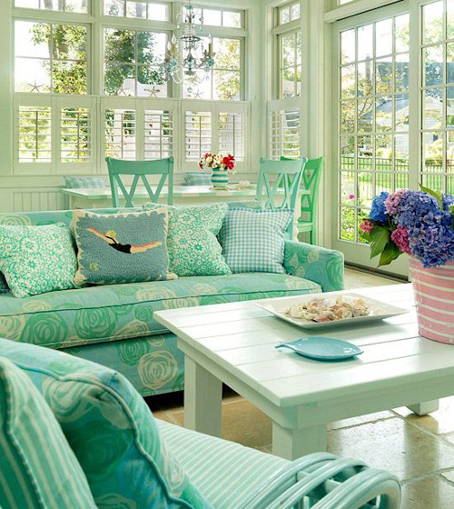 Abbellire casa in primavera con cuscini colorati