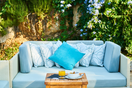 Angolo relax in giardino con tavolino