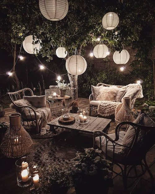 Area relax in giardino con lanterne