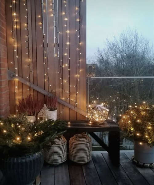 Balcone natalizio con luci