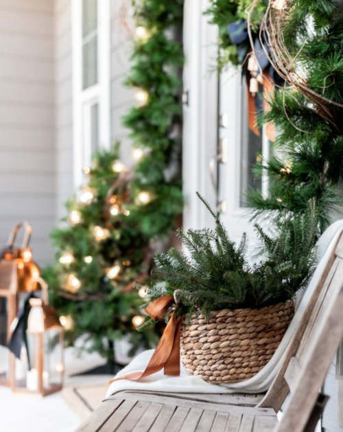 Balcone natalizio decorato con piccolo albero
