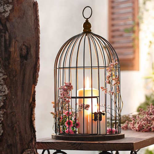 Decorazioni con le candele in gabbia per uccelli