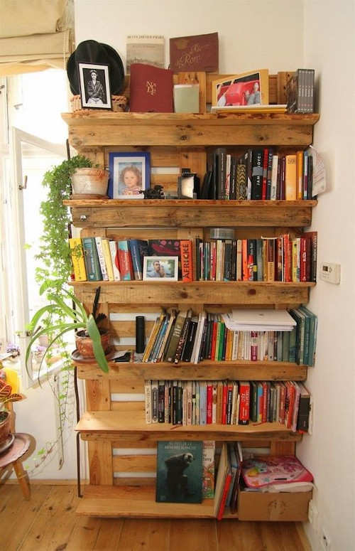 Libreria con bancali per angolo lettura
