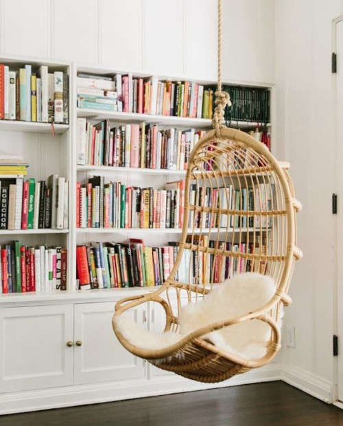 Zona lettura in casa con sedia sospesa