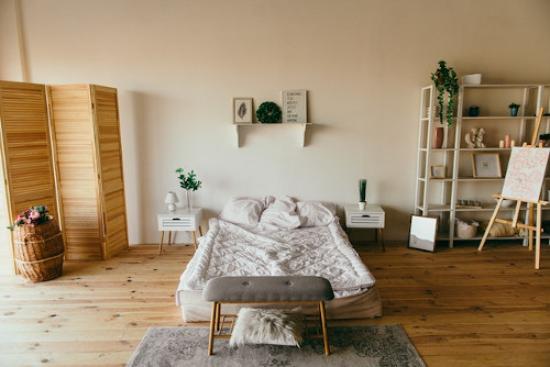 Una camera da letto con un letto e uno scaffale con sopra dei libri.
