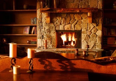 Furnishing a living room with a fireplace: all the tips to avoid making mistakes
