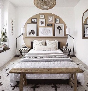 Decorating the wall behind the bed: 7 low cost and ingenious ideas
